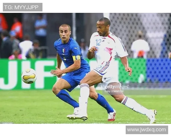 190cm足球明星的传奇之路与场上风采揭秘 190cm足球明星的传奇之路与场上风采揭秘