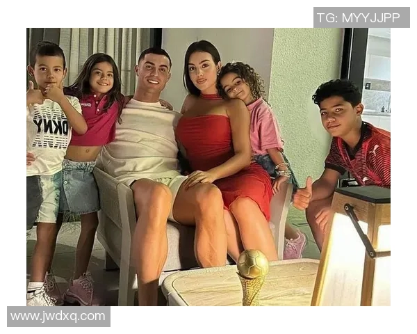 C罗女友的生活揭秘:与足球巨星的甜蜜时光与时尚魅力展现 C罗女友的生活揭秘:与足球巨星的甜蜜时光与时尚魅力展现